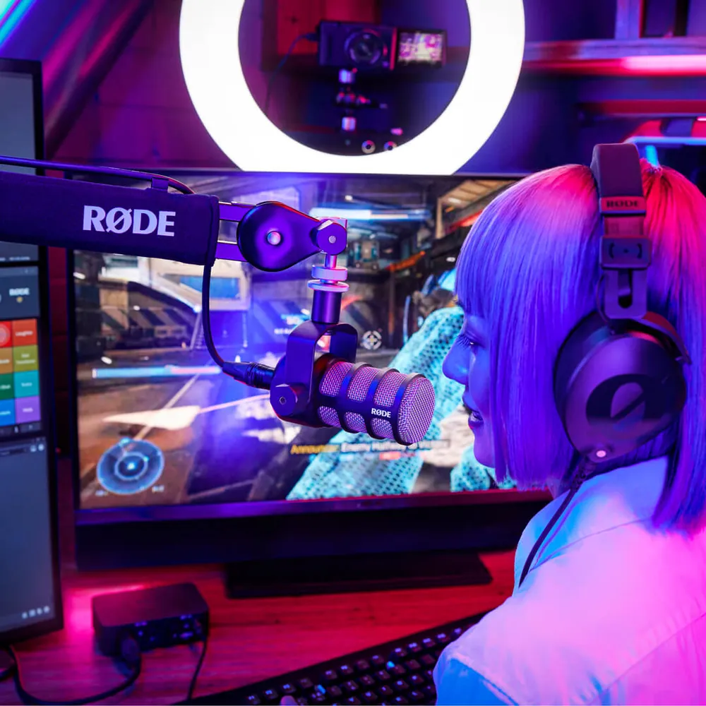 Streamer live on Twitch with the RØDE PodMic on a boom arm